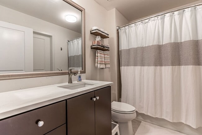 Building Photo - 2 Bed, 2 Bath Condo Bathed in Natural Light