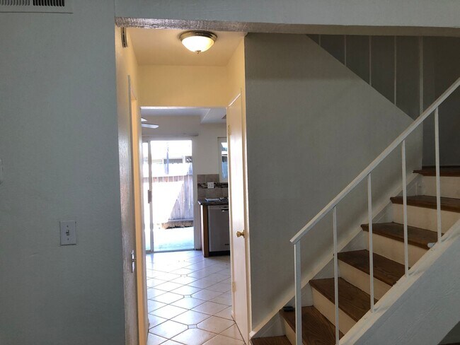 Building Photo - Santa Ana townhome style.  2 bed, 1 1/2 ba...