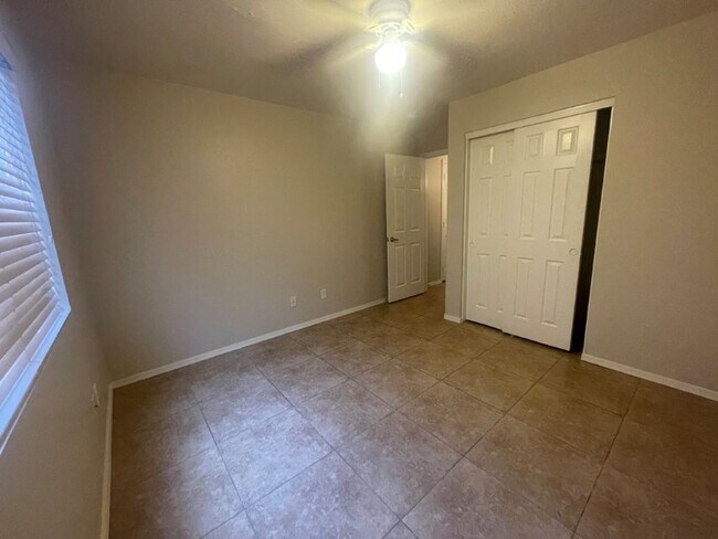 Building Photo - 922 N Sicily Dr