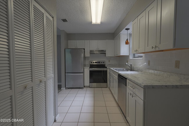 Building Photo - 6175 Sequoia Dr