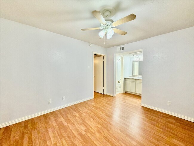 Building Photo - 4314 Travis St