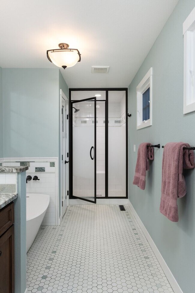 Building Photo - 5 Bedroom 2.5 Bath Retreat in Prime Arvada...