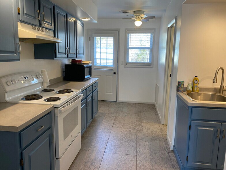 Building Photo - 902 Townline Rd