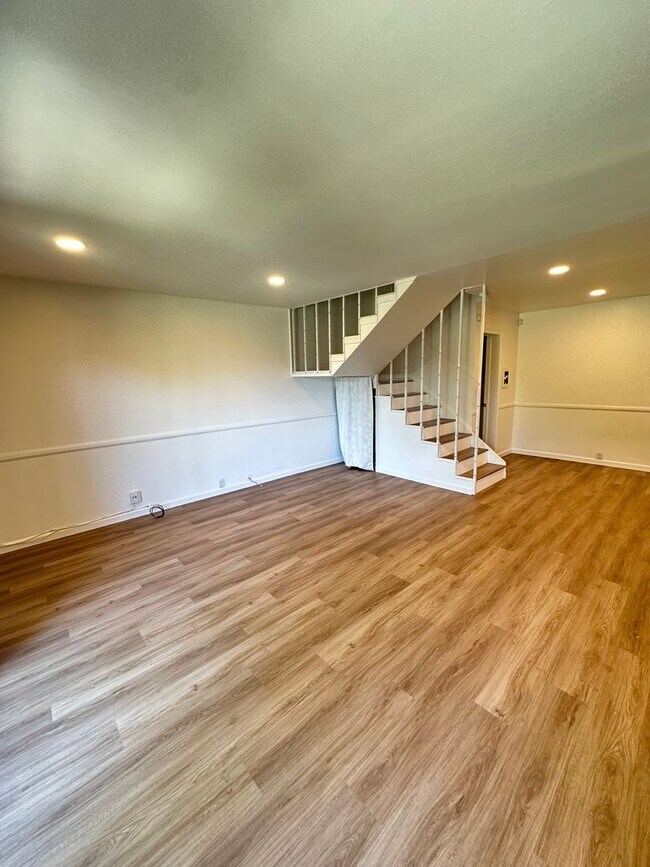 Building Photo - 230 Regency Ct