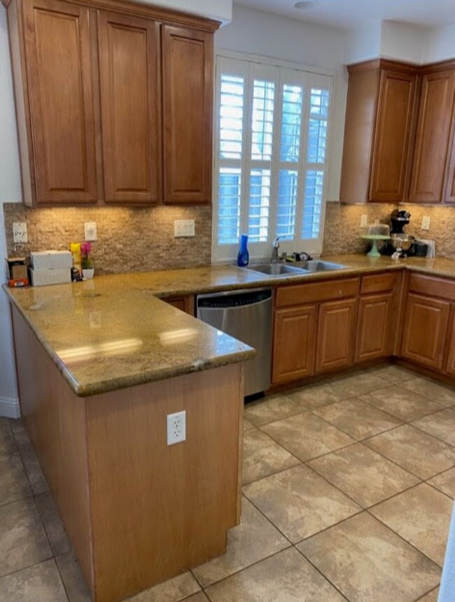 Building Photo - Spacious 5-bedroom, 3-bathroom single-fami...