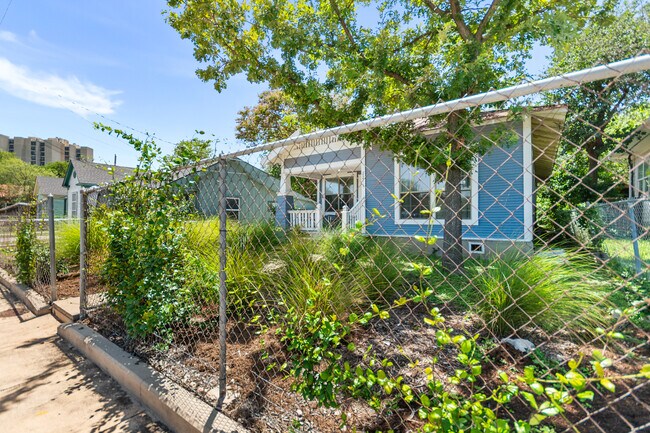Building Photo - 2213 N Flores St
