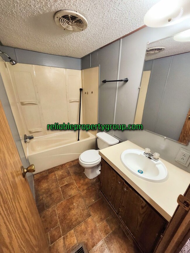 Building Photo - New Listing in Fort Wayne