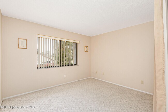 Building Photo - 2125 Golf Isle Dr