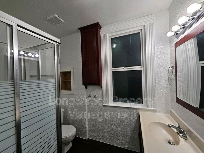 Building Photo - 634 SW Grant St.