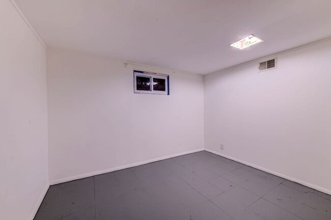 Building Photo - 212 Lakeside Dr