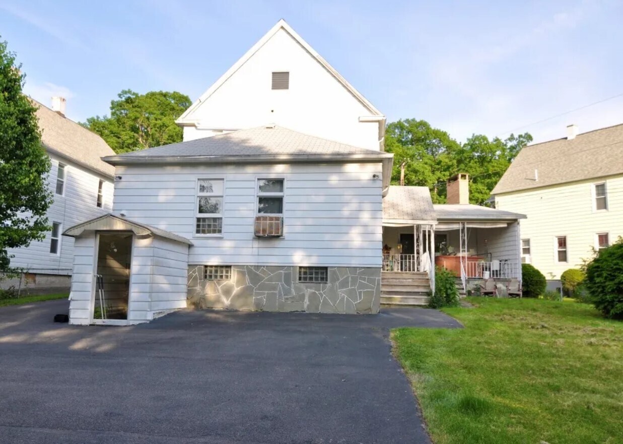 Building Photo - 109 Beethoven St