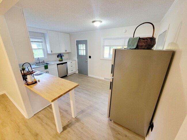 Building Photo - Great 3 bed 1.5 bath in Graham! View this home TODAY!