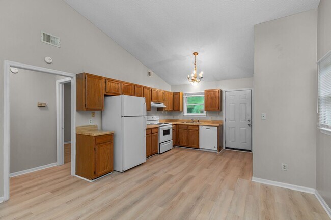 Building Photo - 2 Bedroom 1 Bathroom Duplex