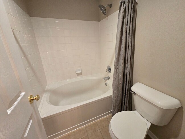 Building Photo - Fresh 2 bedroom, 2 bathroom condo located in Meadows on the Parkway in the heart of Boulder.