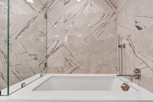 Building Photo - 200 E 21st St