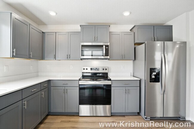 Building Photo - Modern & Spacious 3 BD* 2BA* Brand-New Sin...