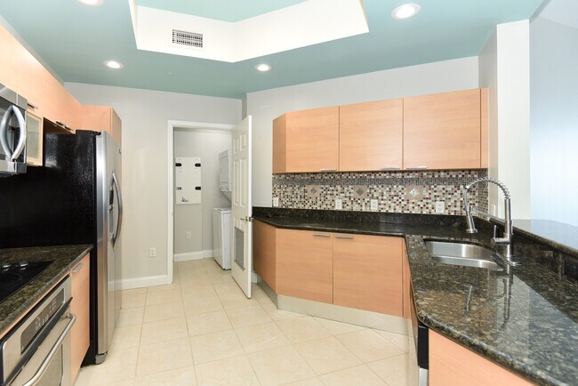 Building Photo - 231 Riverside Dr