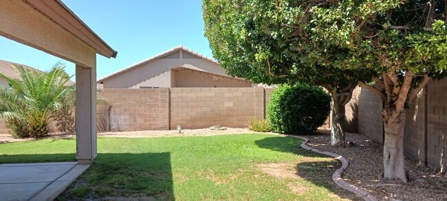 Building Photo - Warm, Inviting 3 Bed / 2 Bath Home in Surp...