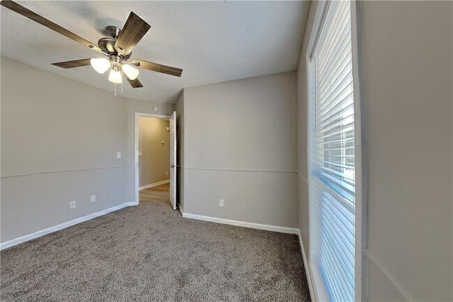 Building Photo - 1210 Hannah Ct SE