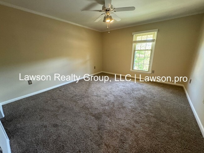 Building Photo - Two Bedroom Condo w/ Updated Kitchen in Hu...