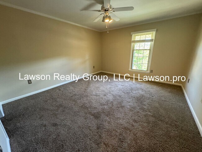 Building Photo - Two Bedroom Condo w/ Updated Kitchen in Hunting Hills