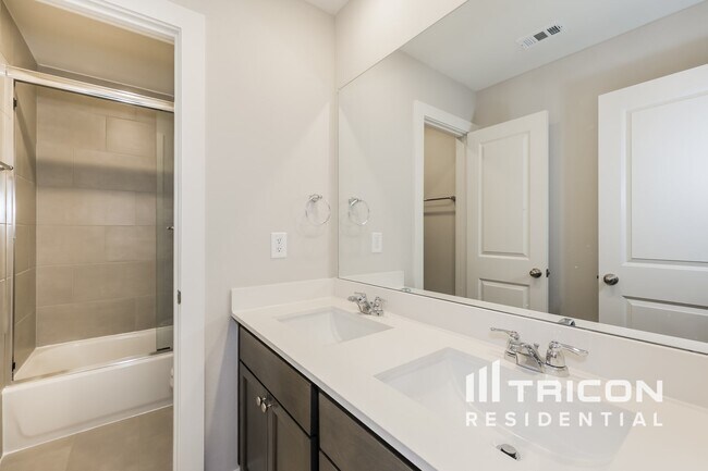Building Photo - 1113 Fallgate Dr