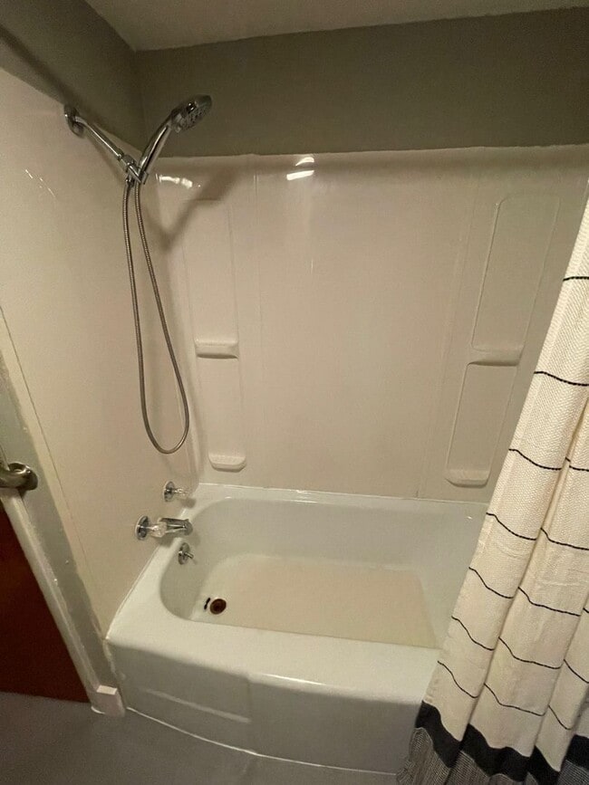 Building Photo - 2 Bedroom / 1 Bath  Kingsport, TN