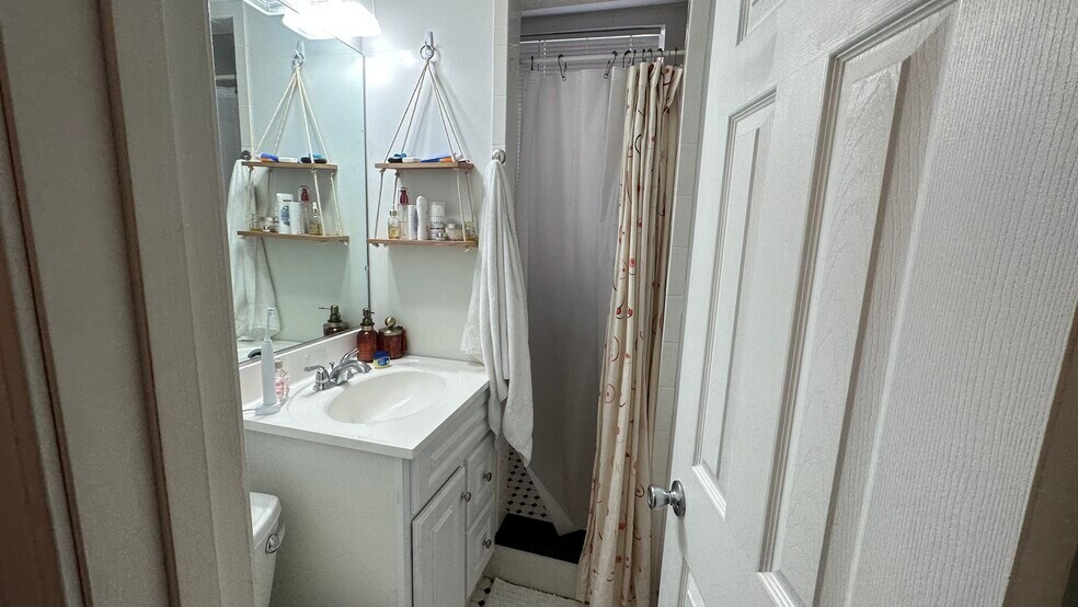 Building Photo - 142 Hemenway St