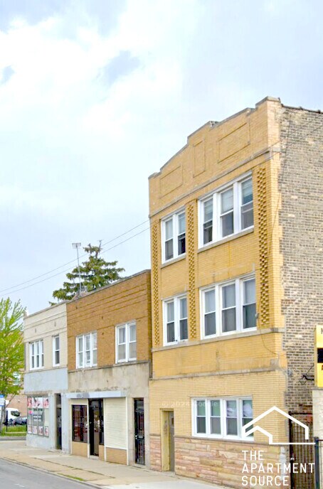 Building Photo - 4852 W Diversey Ave