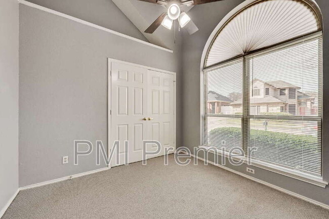 Building Photo - 1220 Royal Crescent Dr