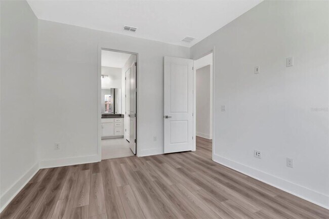 Building Photo - 402 E Oak Ave