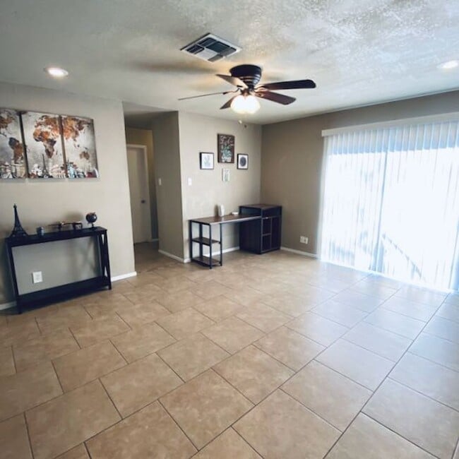Building Photo - Beautiful 1 story - Great Central Location