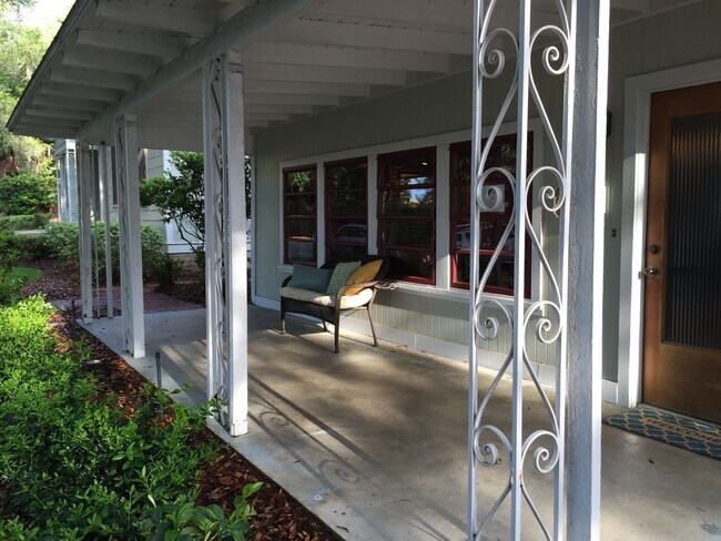 Building Photo - C1122 Woodbury Row