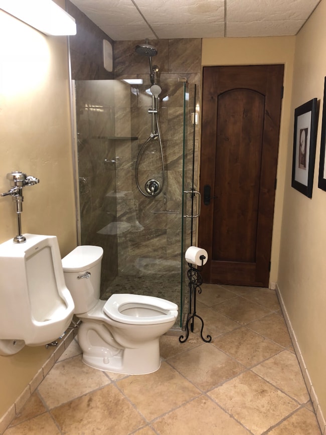 Building Photo - Large 2 bed / 1 bath Condo on North End of...