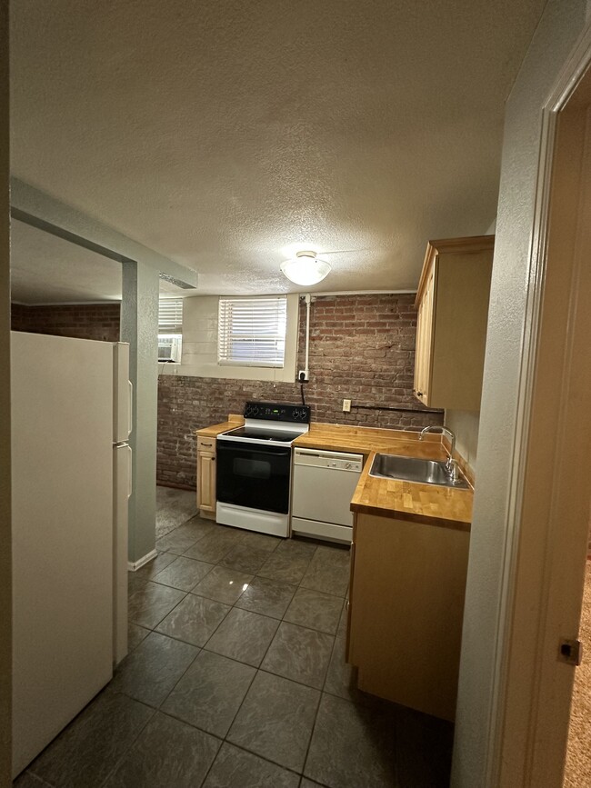 Building Photo - Basement 1 Bedroom in Uptown!