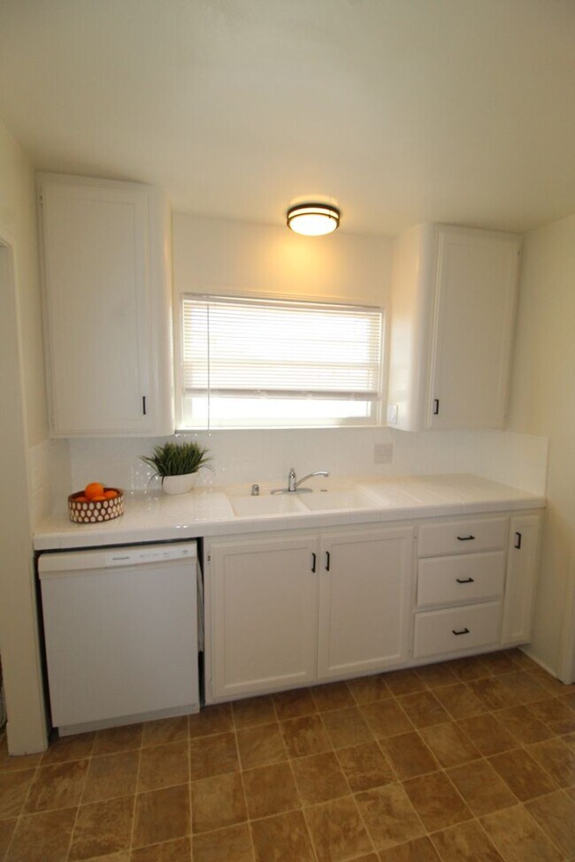Building Photo - Charming Midtown Ventura Home- 3 Bedroom + 1.75 Bath
