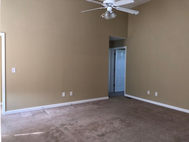 Building Photo - 3 bedroom 2 bath with unfinished Area-Storage