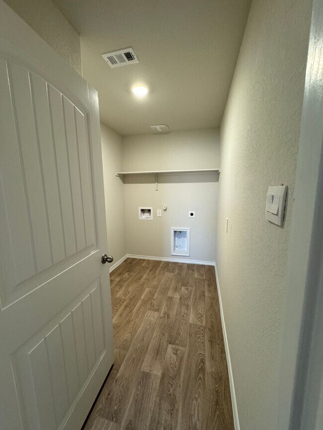 Building Photo - 4 BR + STUDY/ 3 BA in Seguin - 2042 SF One...