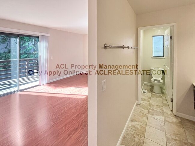 Building Photo - Quiet and Quaint Hayward Hills Condo 4 Rent