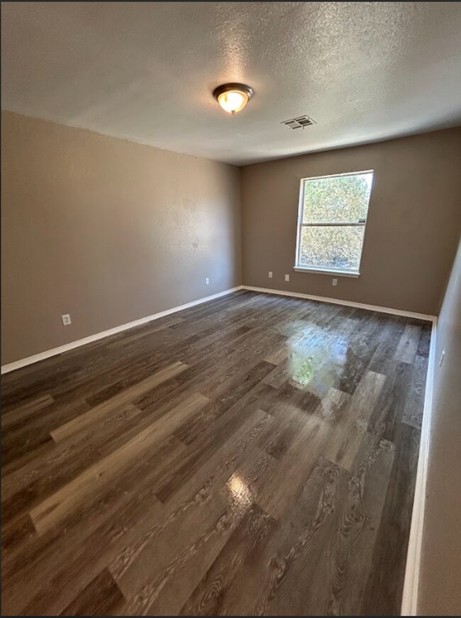 Building Photo - Stunning 4 Bedroom