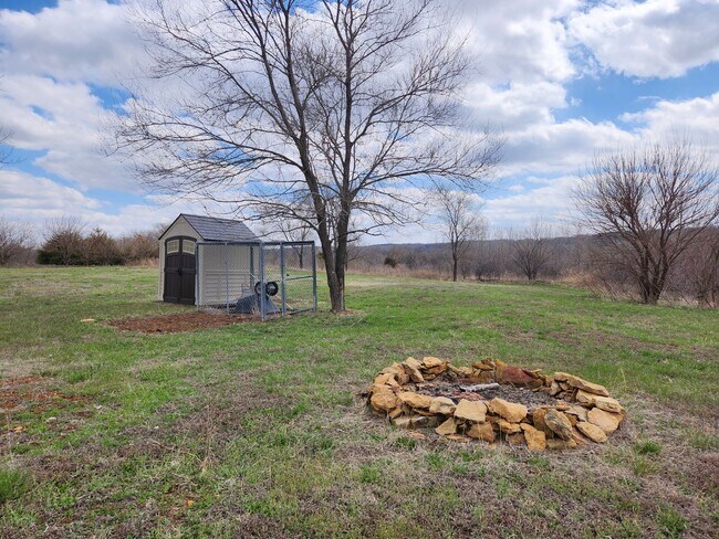 Building Photo - New price! Enjoy country living and seclus...