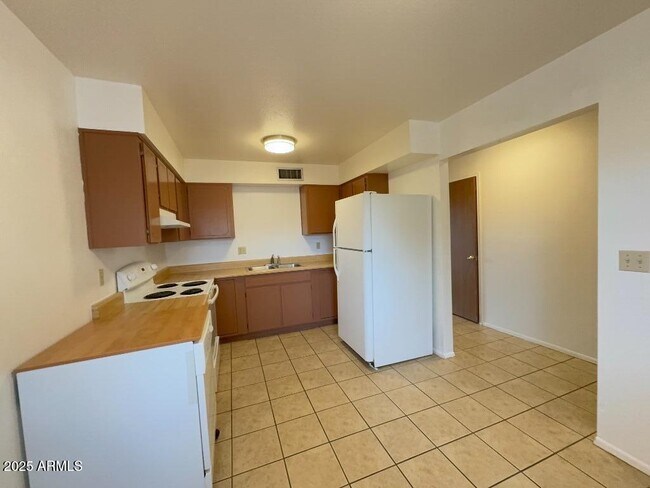 Building Photo - 4221 Plaza Oro Loma