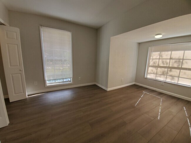 Building Photo - 2 Bedroom, 1 Bathroom Home with Yard - 7 M...