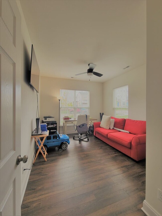 Building Photo - Beautiful end unit townhouse in Cosby Village with loads of extras.