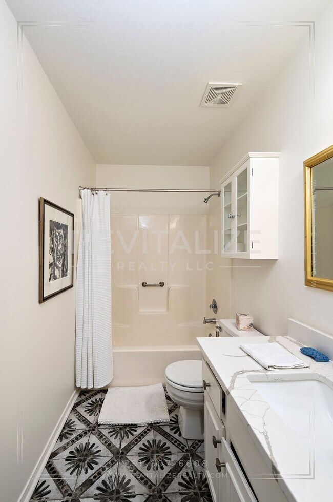 Building Photo - Stunning 3 Bed 2 Bath Brick Home with Huge Yard!