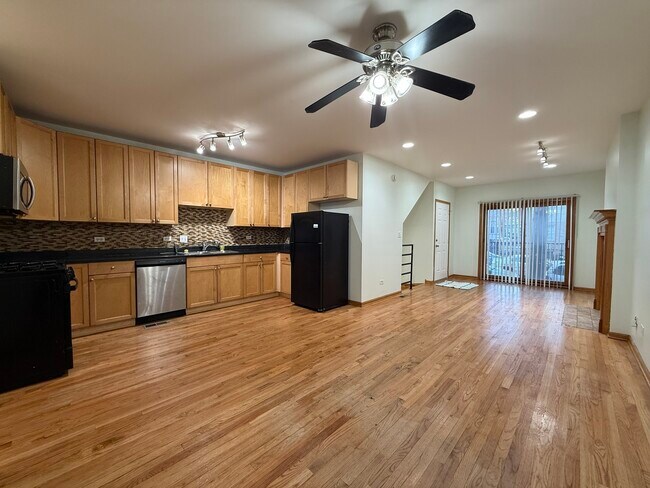 Building Photo - 2207 W Warren Blvd