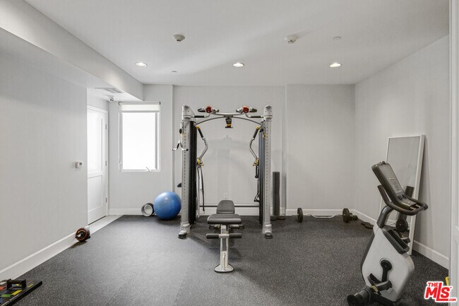 Building Photo - 118 S Kenwood St