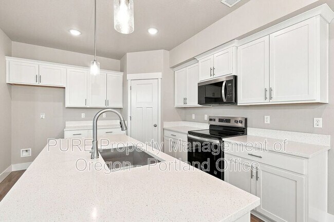 Building Photo - 582 NE Alderwood Dr