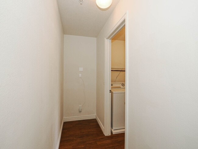 Building Photo - 3 Bedroom, 2 Bathroom Condo