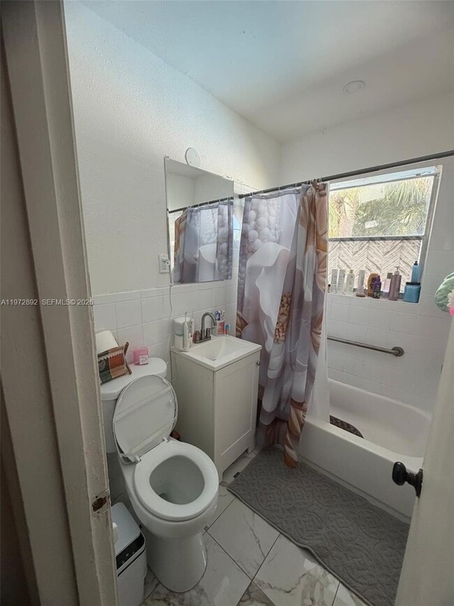 Building Photo - 331 NW 39th Ave